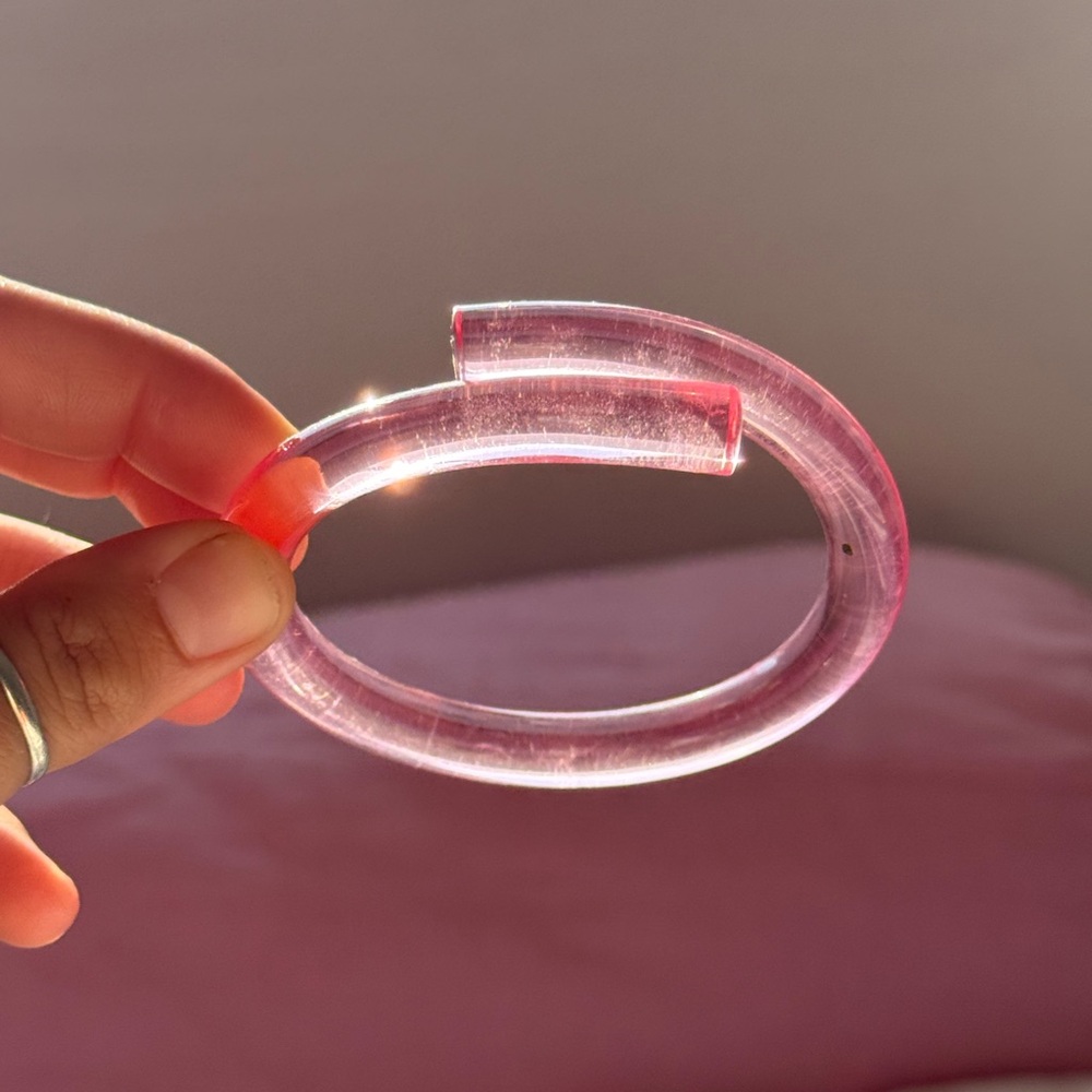 💖 Pink Acrylic Loop Bangle 💖 - Picture 4 of 4